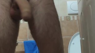 Ragazzo sborra nel bagno di casa (Full video OnlyFans)