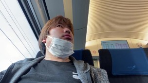 スカイライナーで成田空港に向かう人