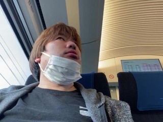 スカイライナーで成田空港に向かう人