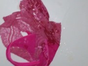 Chico se la jala en el baño de su trabajo