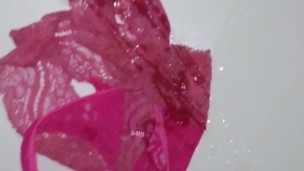 Chico se la jala en el baño de su trabajo