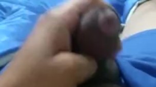 Español se masturba en la cama 1