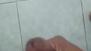 Español sé masturba sentado