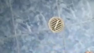 Español se masturba en el baño