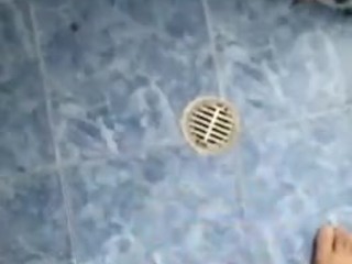 Español se masturba en el baño