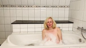 Let’s get naughty in the tub on International bubble bath day 