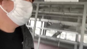 成田空港のターミナル内を歩く男
