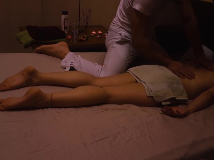 Massaggio sensuale nuru tailandese finisce con sesso forte orgasmo e sborra