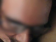 Le hago sexo oral y la hijastra aparece a chupar mi pene y se monta 14/16