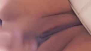 Sexy little button rubbing and squirt maturation 