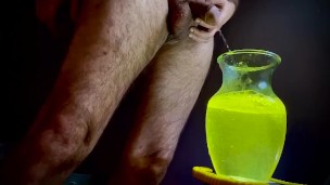 Italian hunk strong yellow piss session Part 2