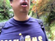 山寺を訪れ、坂道を下る動画。