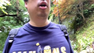山寺を訪れ、坂道を下る動画。