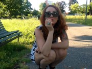 Fumo l'ultima sigaretta e calpesto le altre con le mie zeppe altissime 7/16