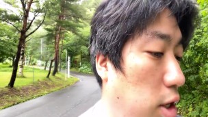 の話しをする男