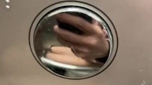 公衆トイレであそこを弄る高校生