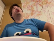 ひとりぼっちで食事をする36歳男性の様子