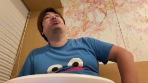 ひとりぼっちで食事をする36歳男性の様子