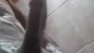 Masturbation in the bathroom / Masturbacion en el baño 