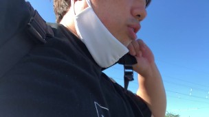 八戸に到着したことを自信満々に報告する太った男。