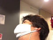 フェリーの中でマッサージ機に座る男