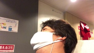 フェリーの中でマッサージ機に座る男