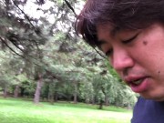 弘前城で朝の散歩をする男