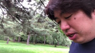 弘前城で朝の散歩をする男