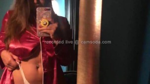 彼女の両親が隣の部屋にいる間、巨乳ティーンは静かに自慰行為をします