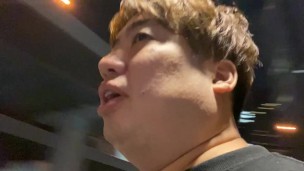 早朝に歩道橋で喋る男