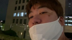 東京ミッドタウン日比谷を散歩する男