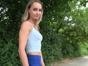 Kleine geile blonde Schülerin läuft auf der Straße und lässt sich unter den Rock gucken