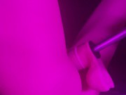 Худенькая девушка трясется, стонет и кончает от секс-машины, а потом я трахаю ее в рот