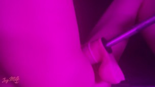 Худенькая девушка трясется, стонет и кончает от секс-машины, а потом я трахаю ее в рот