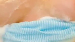 体を洗ってるとエッチな気分になるよね？……お風呂で洗いっこしたいなー
