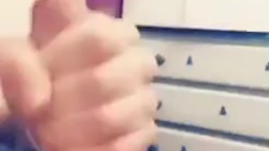 Chico guapo se masturba con filtro de snapchat