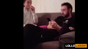 La mia ragazza mi fa una pompa ogni volta che torno a casa dal lavoro
