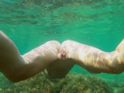 Голая девушка ныряет в океане и показывает свою киску 1/16