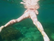 Голая девушка ныряет в океане и показывает свою киску 11/16