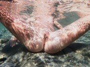 Голая девушка ныряет в океане и показывает свою киску 2/16