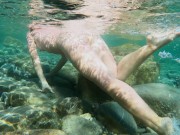 Голая девушка ныряет в океане и показывает свою киску 4/16