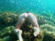 Голая девушка ныряет в океане и показывает свою киску 6/16