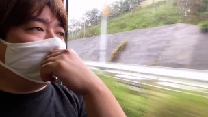 終始無言で電車に乗っている男