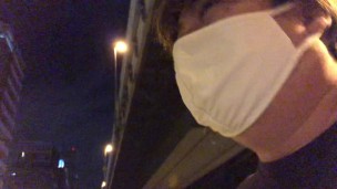 大阪の歩道橋で喋る太った男