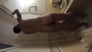 Me doy una ducha y yo me masturbo viendo a una chica caliente