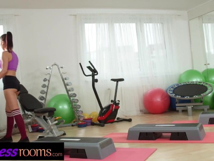 Fitness room pro lesbickou trojku s Ukrajinkou
