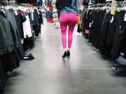 Leggings rose qui moule la chatt et les fesses en public 11/16