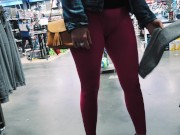 Leggings rose qui moule la chatt et les fesses en public 12/16