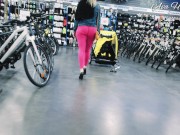 Leggings rose qui moule la chatt et les fesses en public 15/16