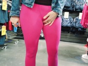 Leggings rose qui moule la chatt et les fesses en public 2/16